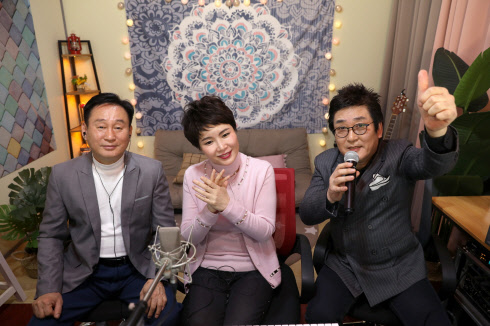 티브로드 수원방송 행복충전 무지개쇼 장면. 티브로드 제공